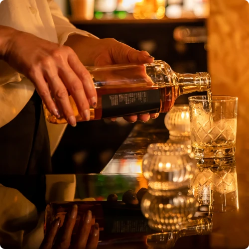 グラスにお酒を注ぐ様子